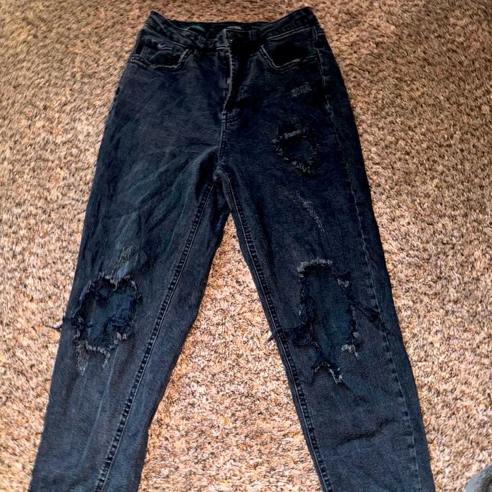 Mom Jeans (ripped style)